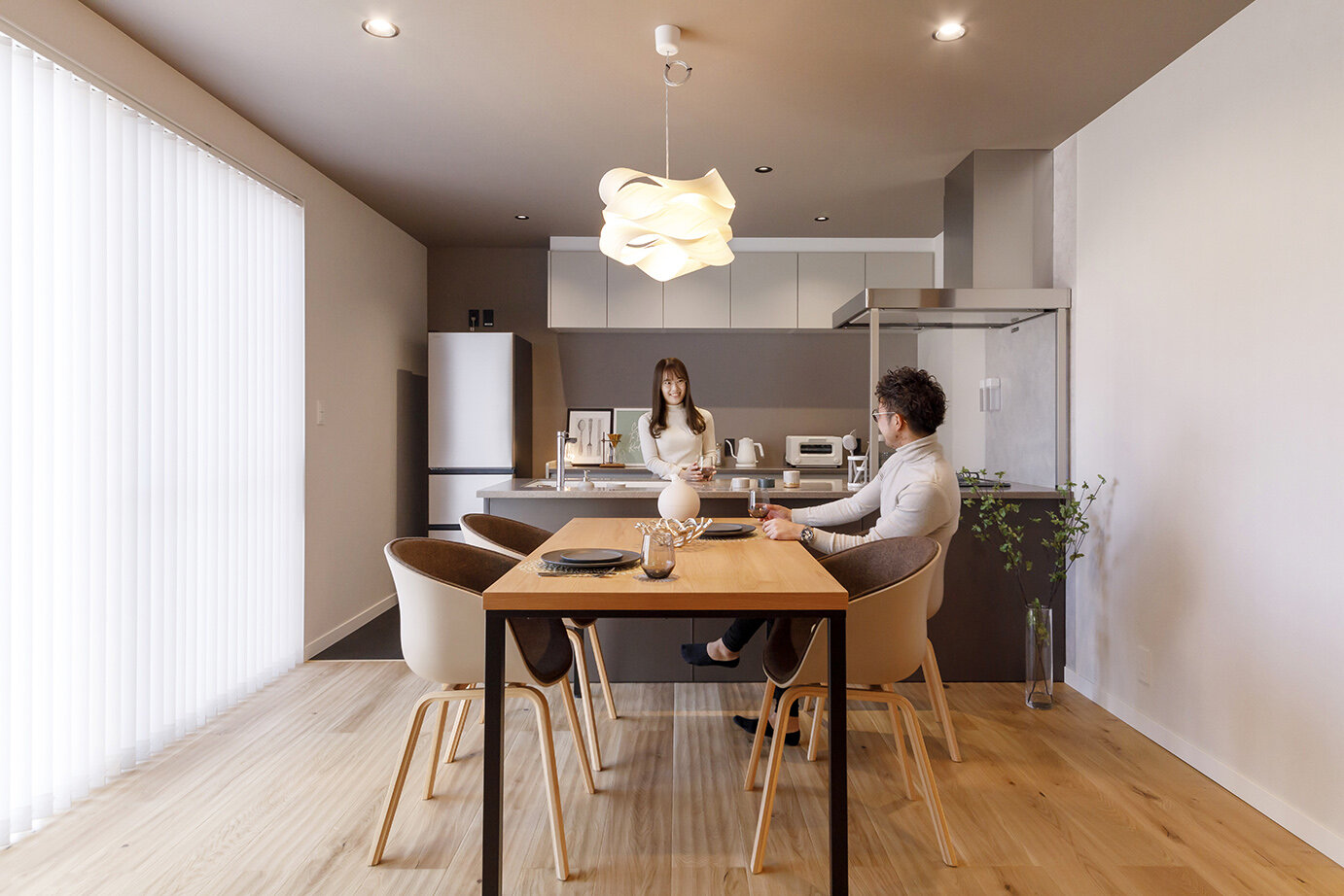 シンプルに穏やかな時間を囲むナチュラルダイニング