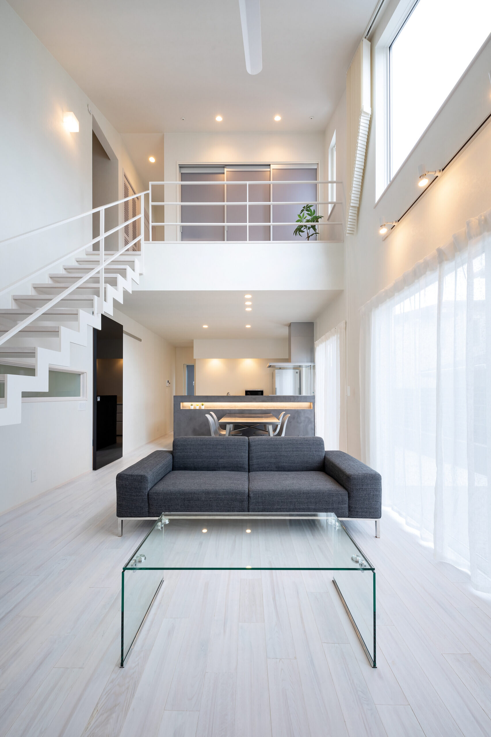 白の美しさを活かした、上品でスタイリッシュなホワイトモダン空間