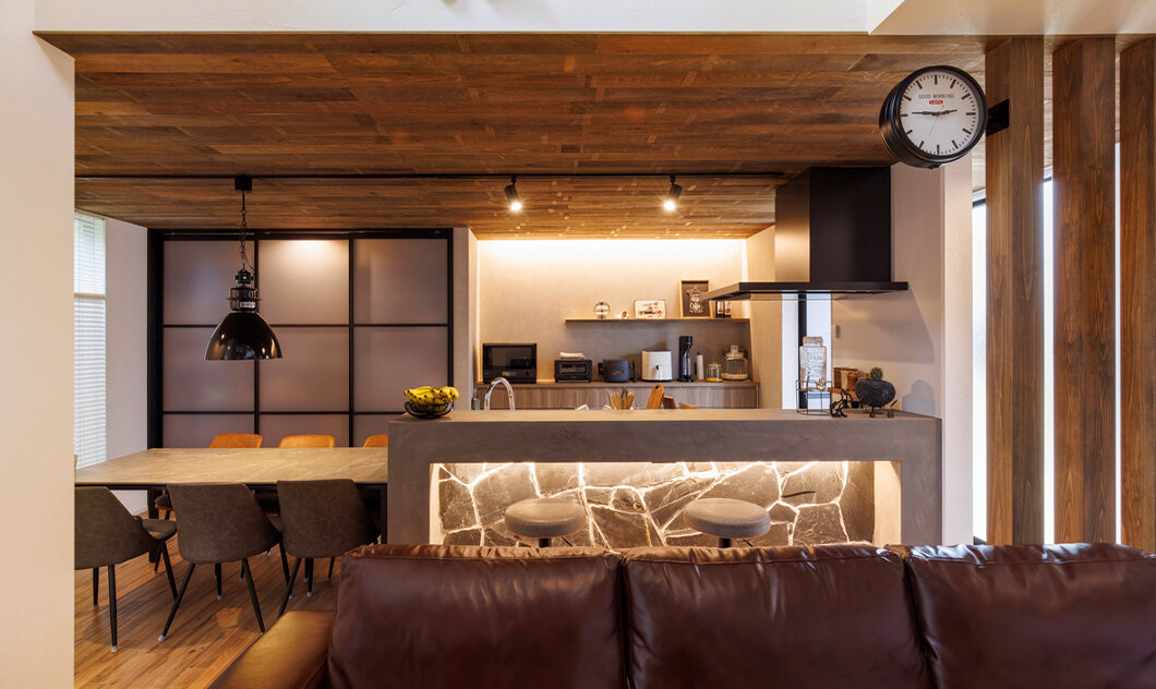 ラグジュアリーな空間設計<br>上質な建具と家具が叶えるワンランク上の日常