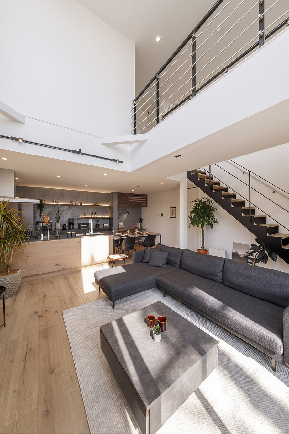 やわらかな光に包まれた、上質な暮らしを育むモダン空間