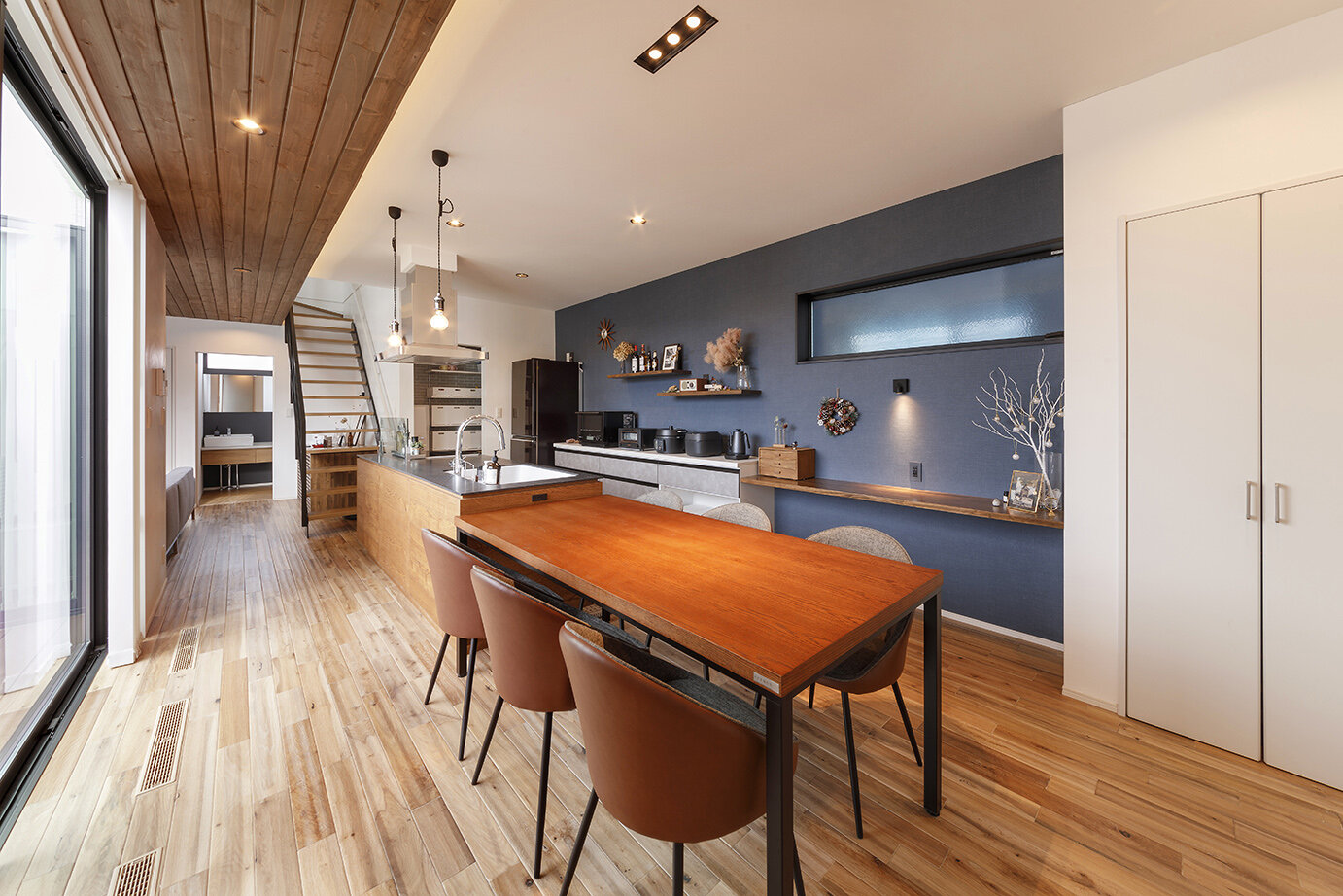 温もりとデザイン性が調和する、おしゃれなモダンインテリア